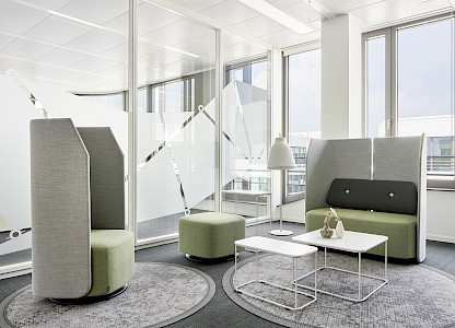 The various modules of Kinnarps Fields seating programme with armchairs, poufs and sofa elements can be found throughout the building.